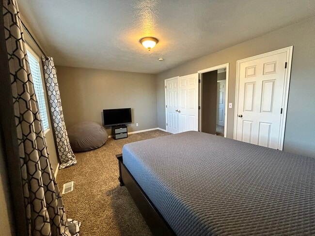 Building Photo - 1501 Talon Dr Unit 1501 Talon Dr