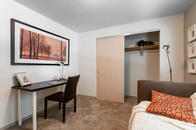 2BR, 1BA - 843 SF