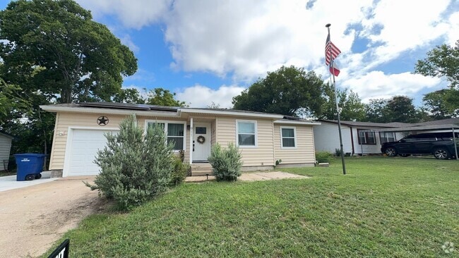 Building Photo - 3-bedroom 1-bathroom house!