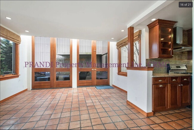 Photo - Upgraded Townhouse with Spectacular Views ...