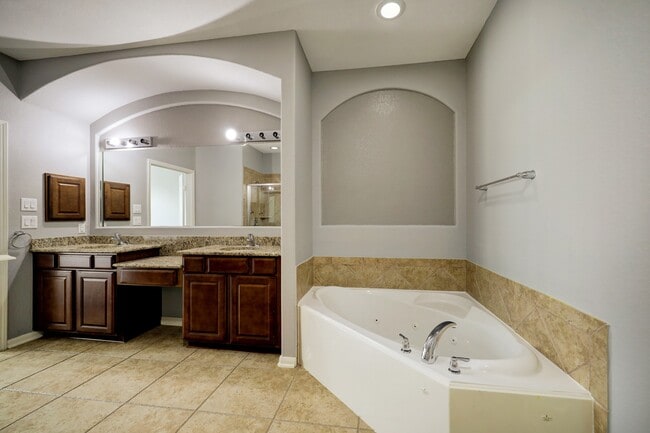 Photo - 6631 Larocke Trail