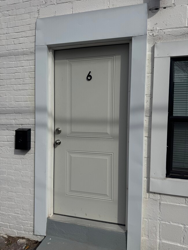 Building Photo - 839 S Jackson St Unit 6