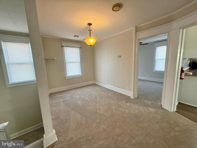 Building Photo - 404 W Broad St