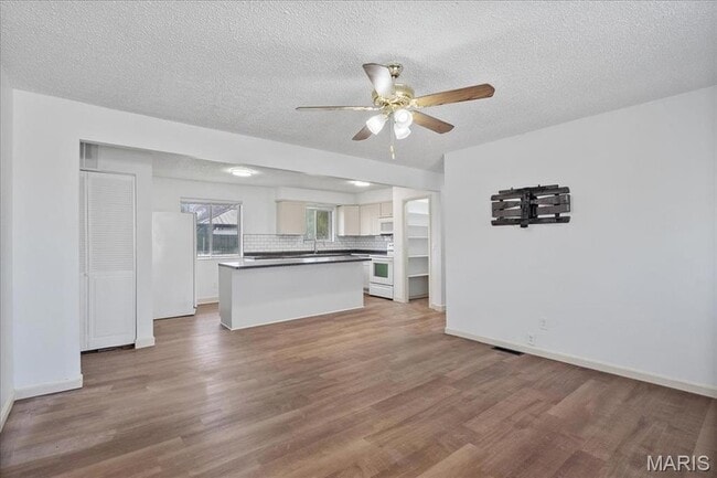 Photo - 807 Estate Dr