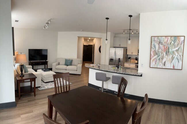 Photo - 401 W Trade St Unidad ID1344140P