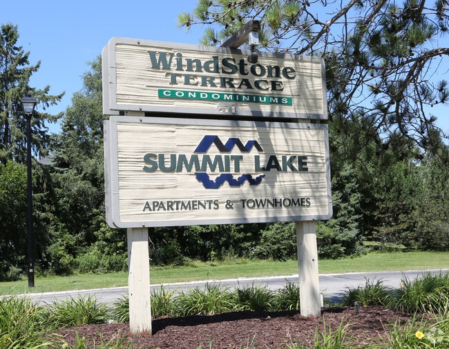 Summit Lake Apartments and Townhomes Hartland, WI