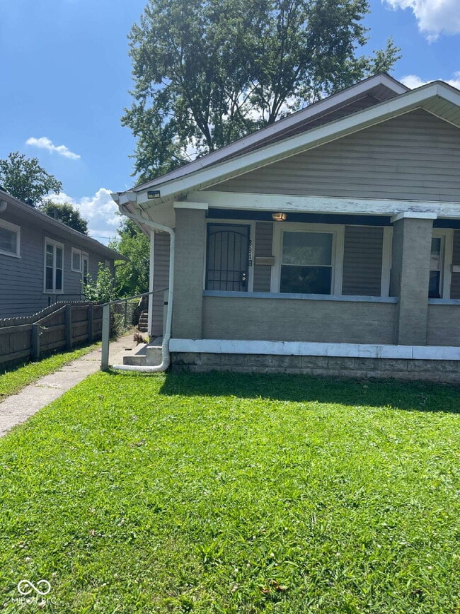Photo - 894 N Gladstone Ave Casa