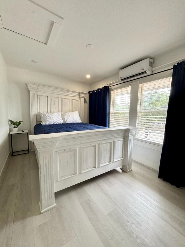 Building Photo - 203 S Lockwood Dr Unit 3