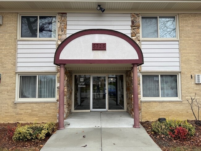 Building Photo - 5725 Holmes Ave Unit 15