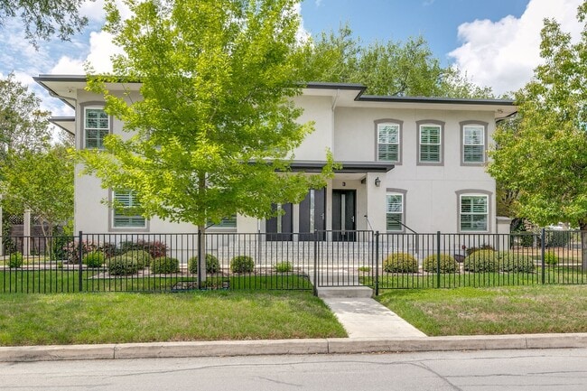 Building Photo - BEAUTIFUL FIRST FLOOR, 2-BEDROOM APARTMENT IN OLMOS PARK Unit 1