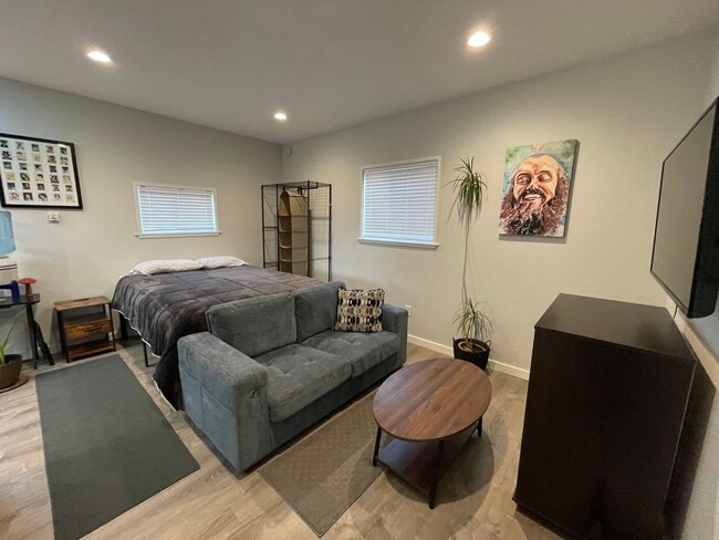 Building Photo - Remodeled Furnished Studio, Conveniently l... Rental