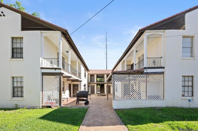 Building Photo - 2963 Greenwood Dr Rental