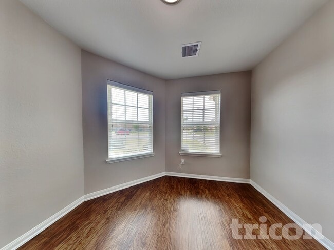 Photo - 2402 Regatta Ln