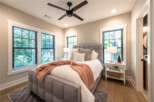 Photo - 360 Sinclair Ave NE