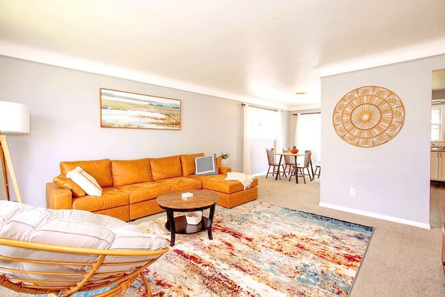 Building Photo - FULLY FURNISHED ACED 3 BED 1.5 BATH SINGLE... Rental