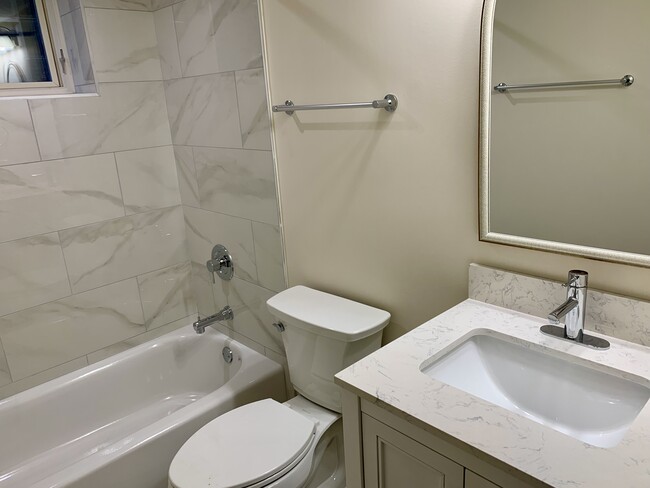 Bathroom - 2703 W Ardmore Ave Unit Garden East