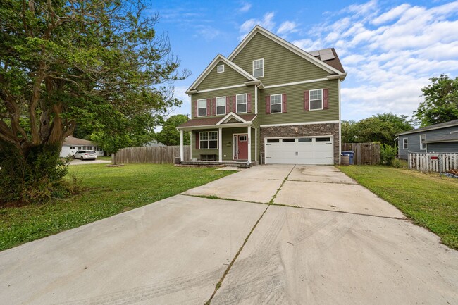 Photo - Spacious 6-Bedroom Home with Private Backyard in Norfolk