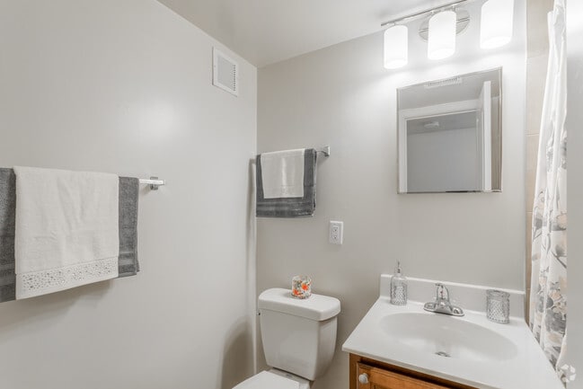 2 BR, 1 BA - 945 SF