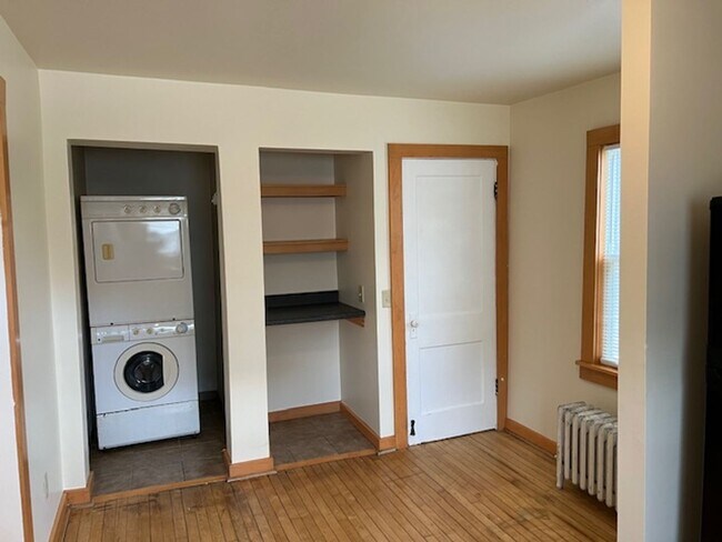 Photo - 2 Bedroom / 1 1/2 bath in Lake neighborhood