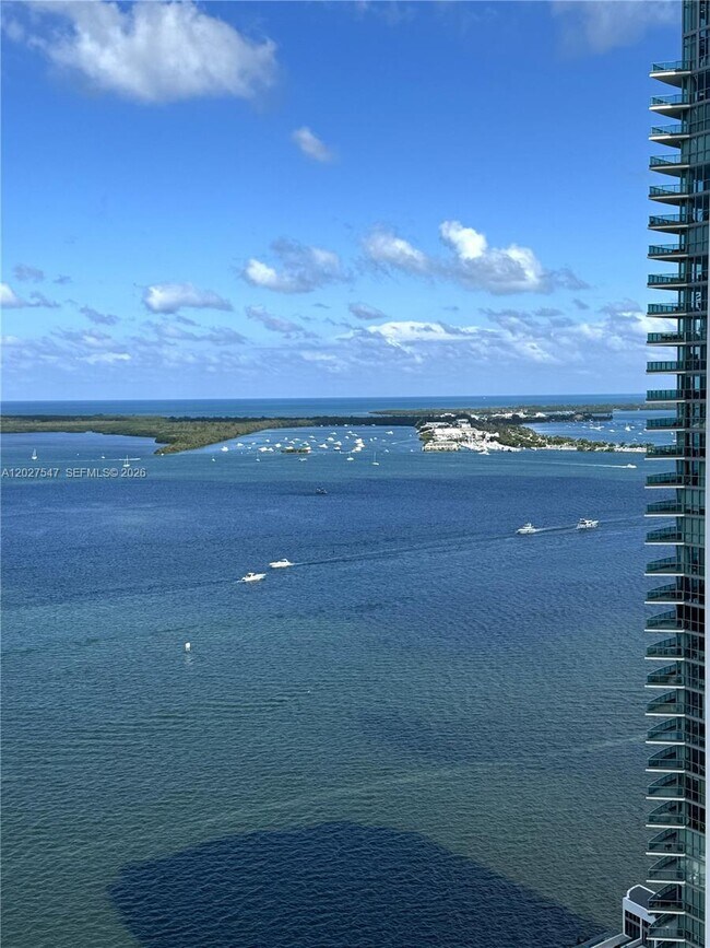 Building Photo - 1200 Brickell Bay Dr Unit 3903