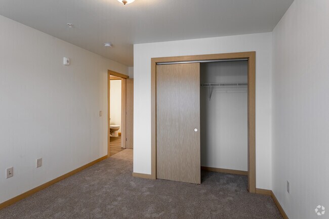 2BR, 2BA - 970SF - Primary Bedroom