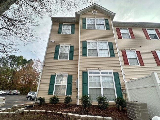 Building Photo - End-Unit 3BR Townhome Minutes to NCSU, Downtown & Crossroads