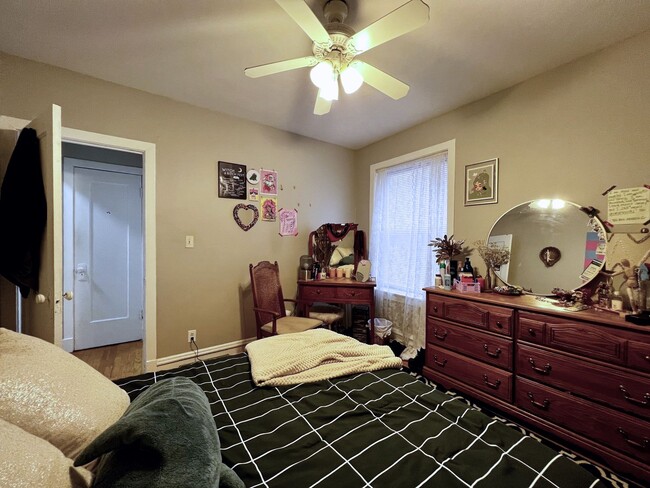Photo - 1056 W Cornelia Ave Unit #2