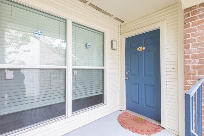 Building Photo - 3900 Woodchase Dr Unit 132