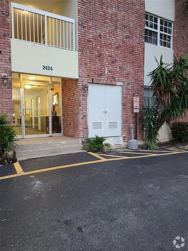 Building Photo - 2424 SE 17th St Unit 114B Rental