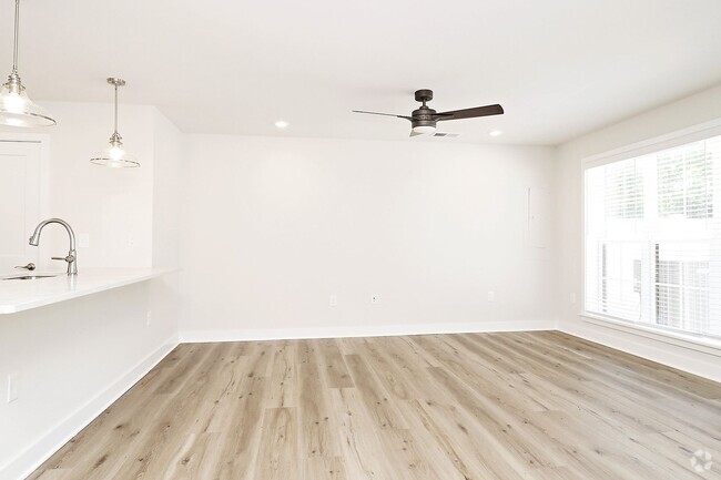 Building Photo - End-Unit Apartment With $500 Move-in Special