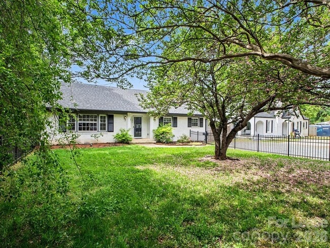 Photo - 782 Union St S