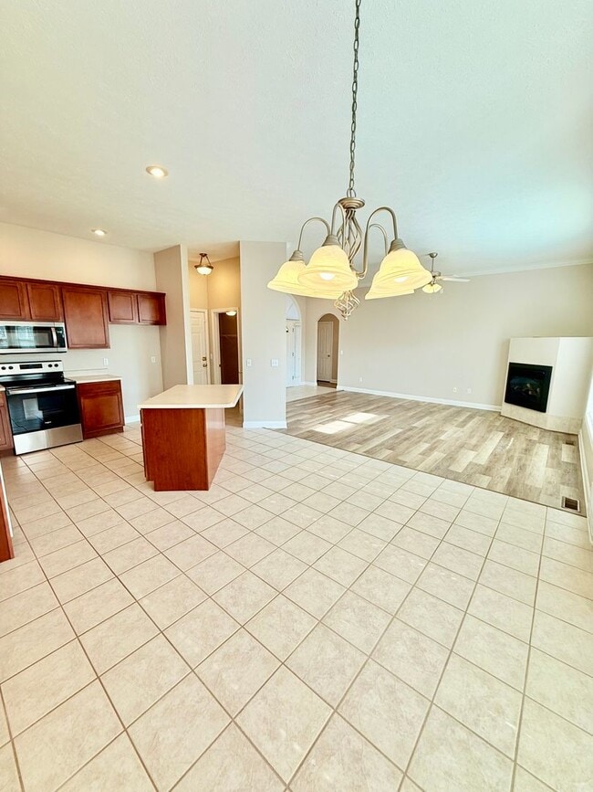 Photo - 3 Car Garage, South East Springfield - Cal...