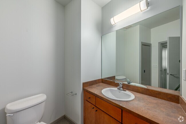 2BR, 2BA - 1,150SF - Bathroom