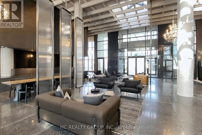 Photo - 8 Interchange Wy Unité 4803