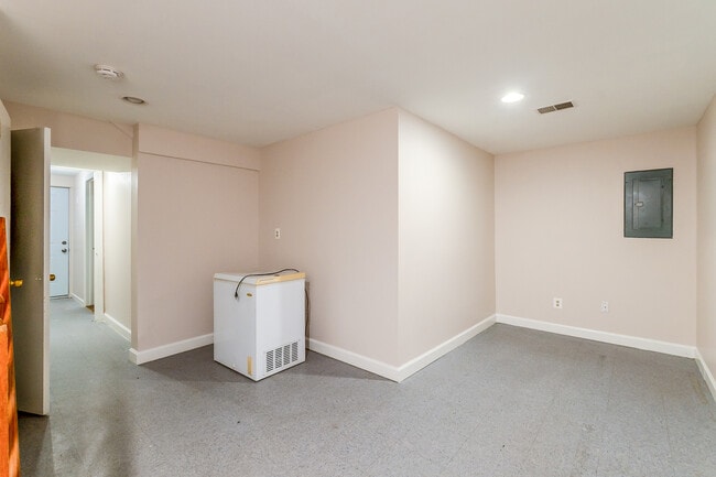 Photo - 5704 Monroe St