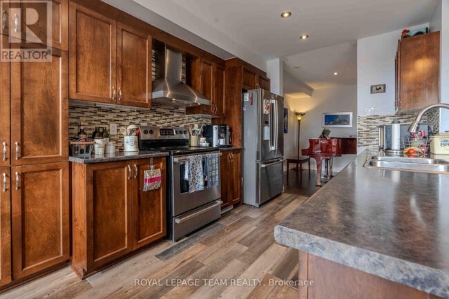 Photo - 640 Pepperville Crescent