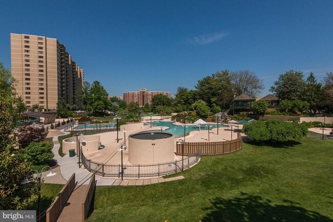 Building Photo - 203 Yoakum Pkwy Unit 208VA