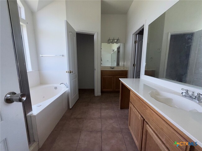 Building Photo - 2901 Tucson Dr