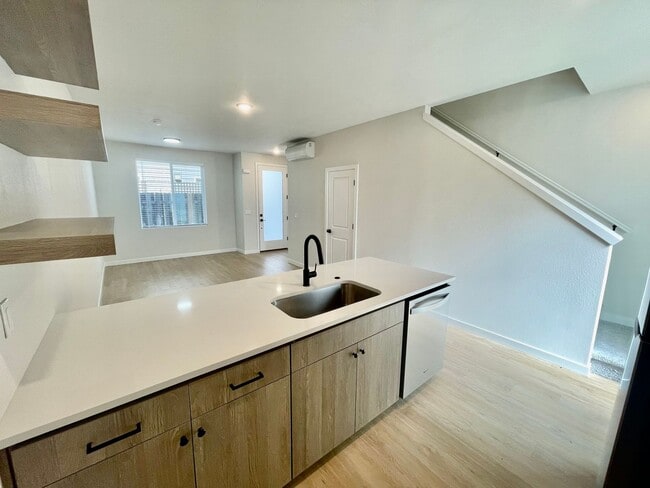Building Photo - Live in Style! 2BD/2.5B High-End Townhouse...