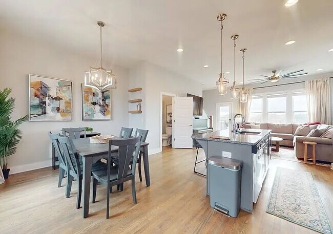 Fully Furnished House on the River! 10 minutes to Downtown
