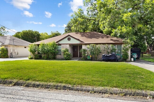 Building Photo - Charming 2-Bedroom Home in Boerne, Texas: ...