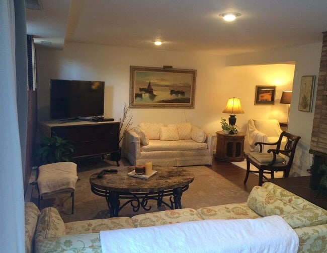 Sala de estar - 3 - 520 17th Ave SE Unidad Basement