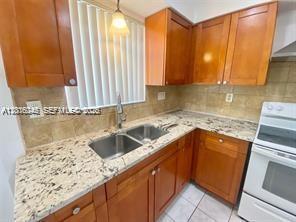 Photo - 2345 Douglas St