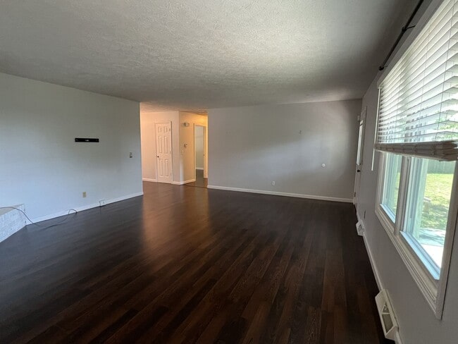 Photo - 3 Bedroom and Large Yard in South Springfield