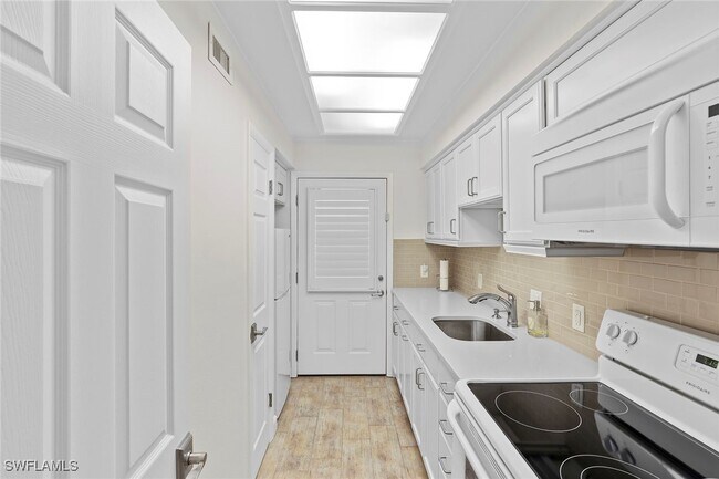 Building Photo - 72 7th St S Unit 208