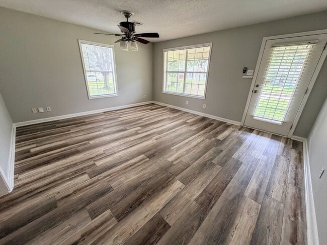 Photo - Updated 2 bedroom/1.5 bathroom home in Lake Charles with a large bonus room!