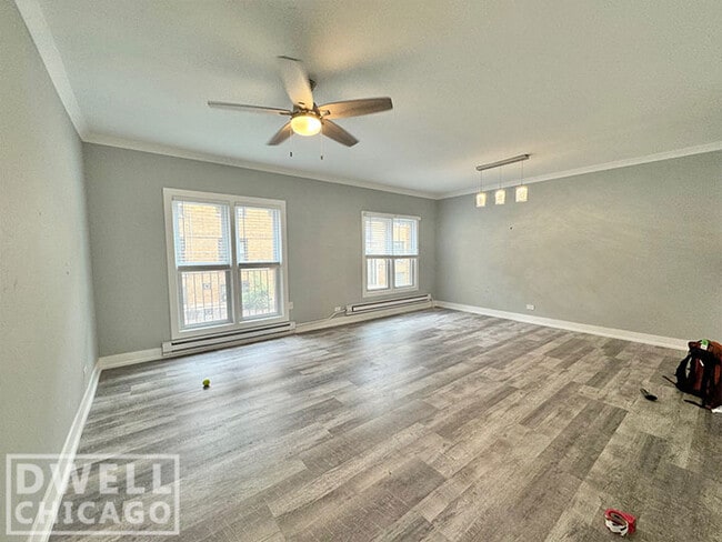 Building Photo - 722 W Roscoe St Rental