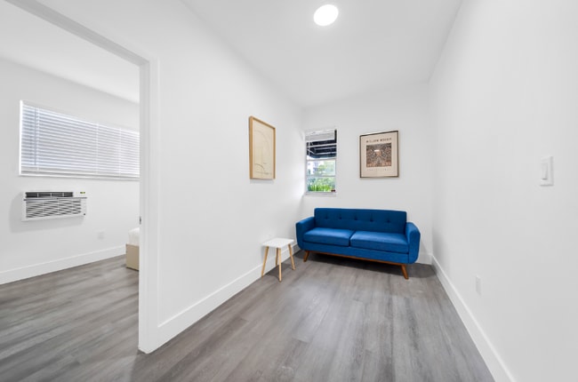 Building Photo - 1029 SW 5th St Rental