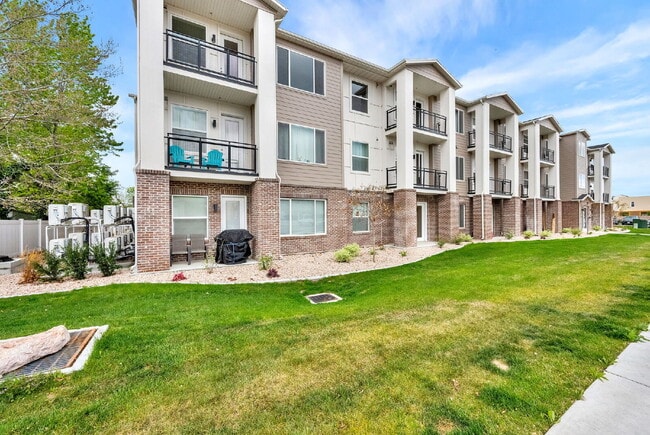 Building Photo - First Month Rent FREE Unit 101