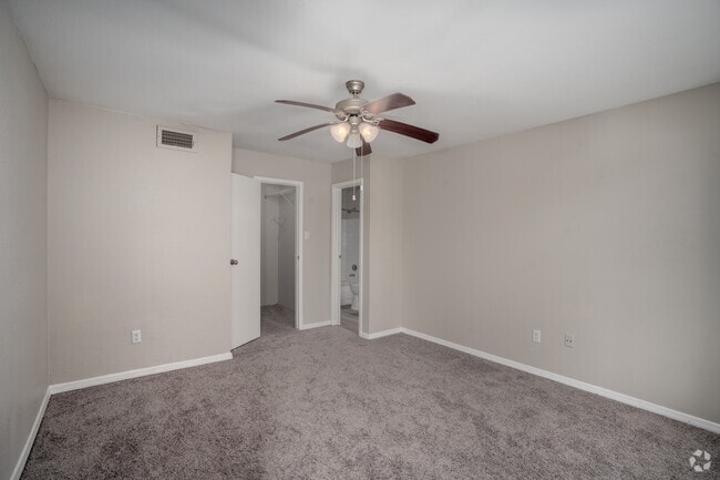 2BR, 2BA - 1,000SF - Primary Bedroom